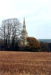 Impressionnant clocher de 46 m jaillissant  des champs de bl